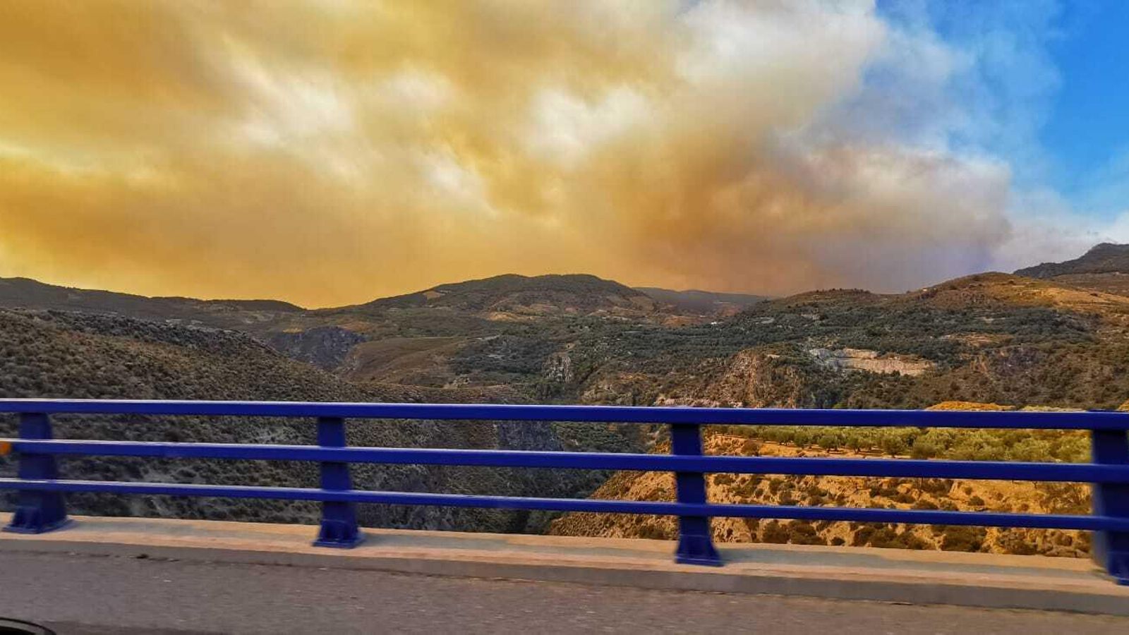 Dantesca imagen del cielo sobre el viaducto de Tablate con vista al incendio de Los Guájares