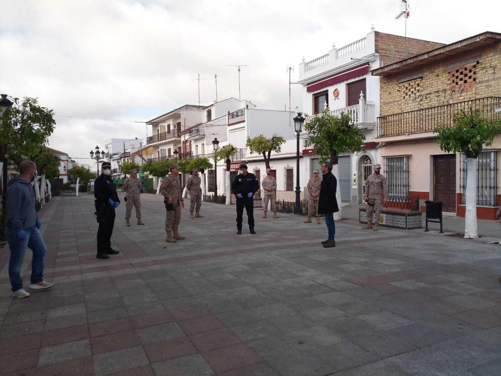 Policías municipales e infantes de Marina, junto al alcalde de Puerto Serrano.