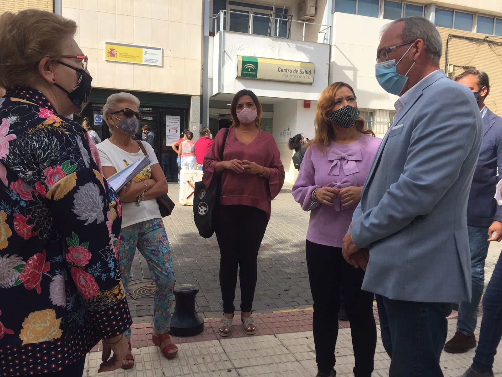 Verónica Pérez junto al alcalde de San Juan de Aznalfarache, Fernando Zamora, y asociaciones vecinales.