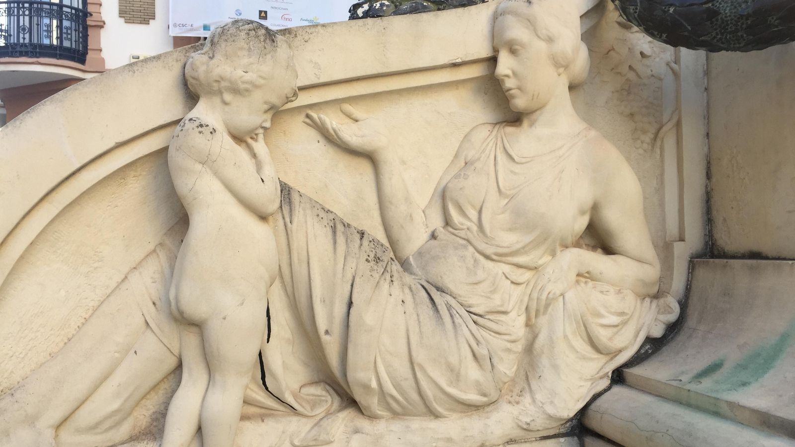 Detalle de una de las esculturas en el basamento.