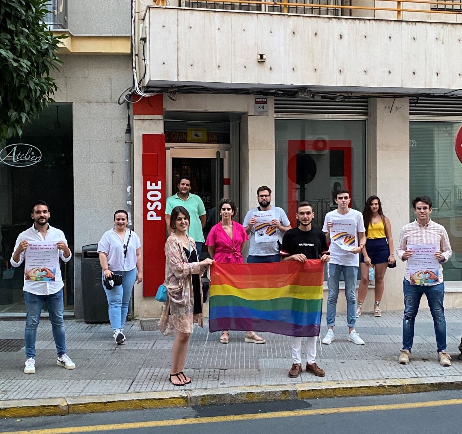 El PSOE expone la bandera del arcoíris en su sede provincial.