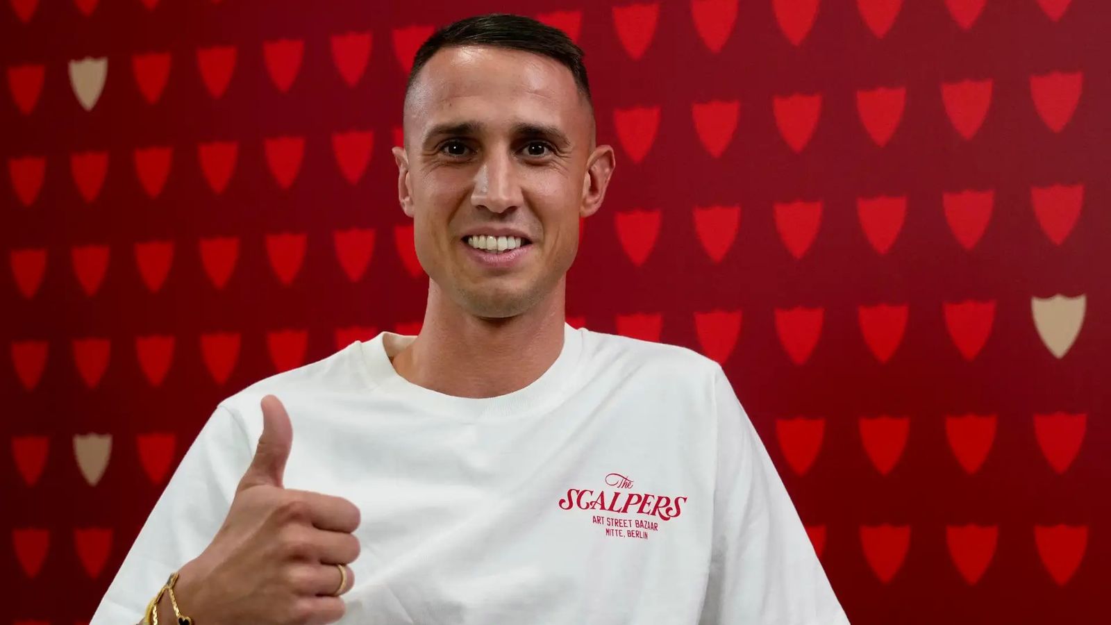 Odysseas Vlachodimos saluda tras firmar su contrato con el Sevilla.