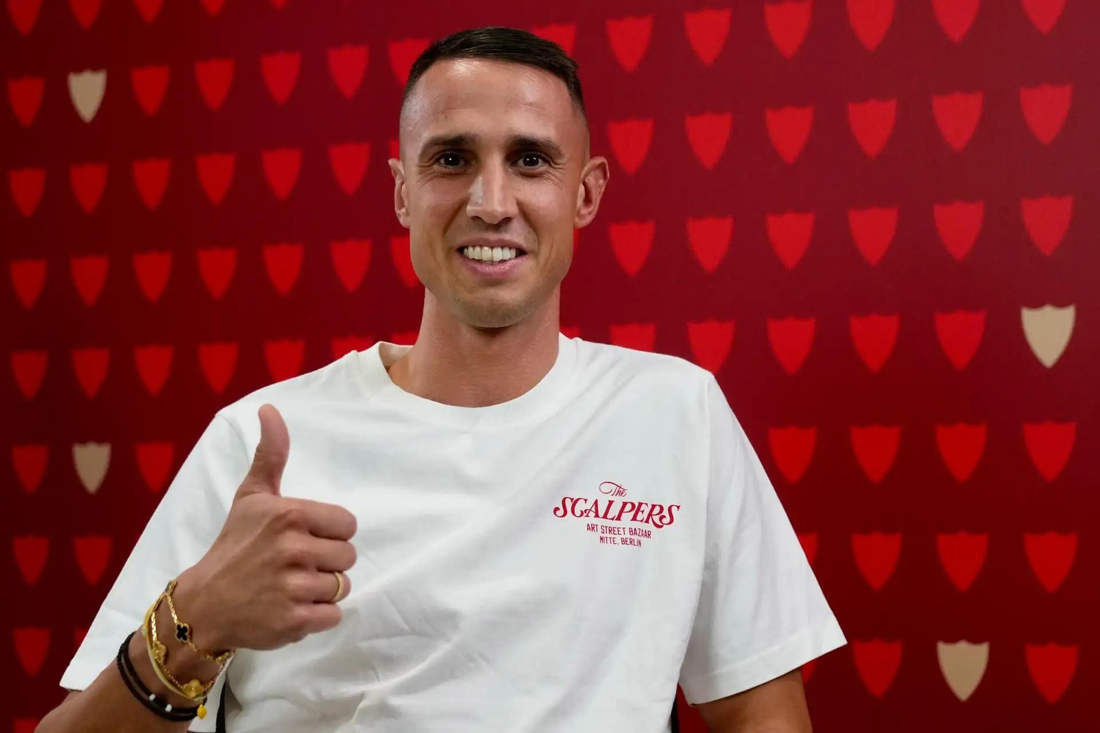 Odysseas Vlachodimos saluda tras firmar su contrato con el Sevilla.