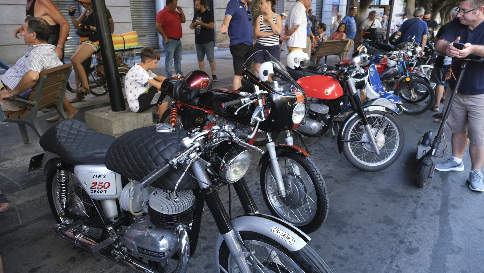 Las motos antiguas dan brillo a la Feria de Almería