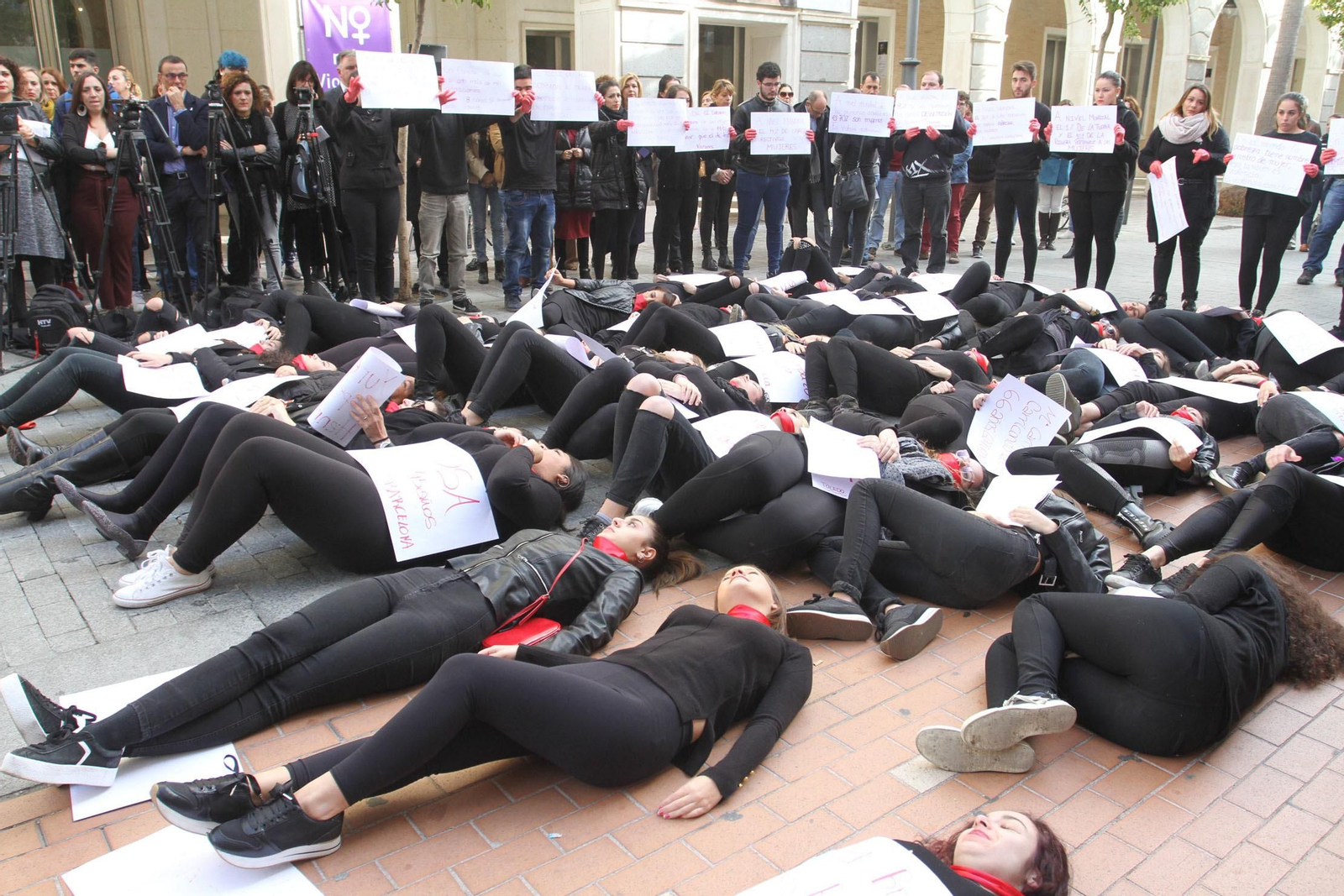 Lectura de manifiesto de violencia contra la mujer