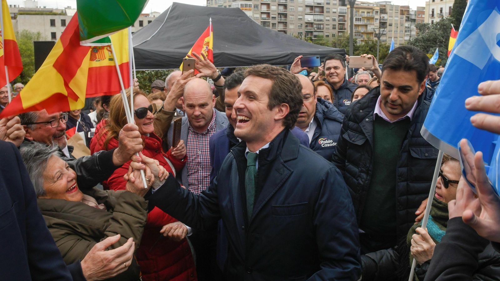 Pablo Casado, recibido por los simpatizantes en su acto en Granada