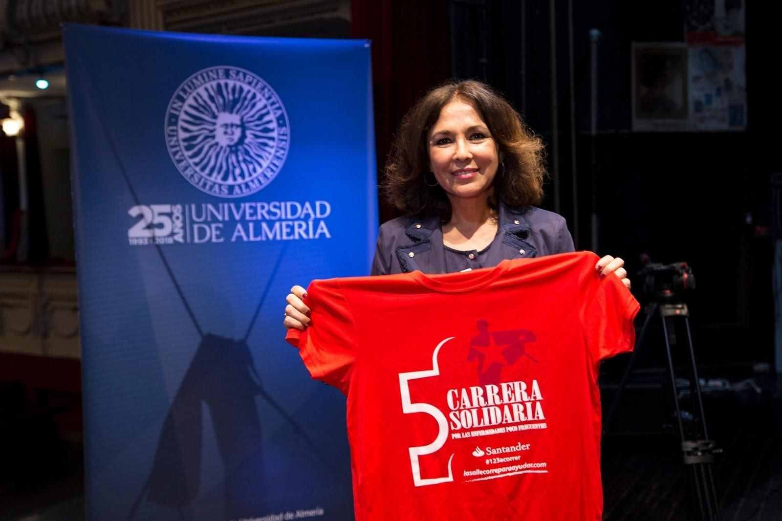 Los famosos se colocan las camisetas de la Carrera por las Enfermedades Raras