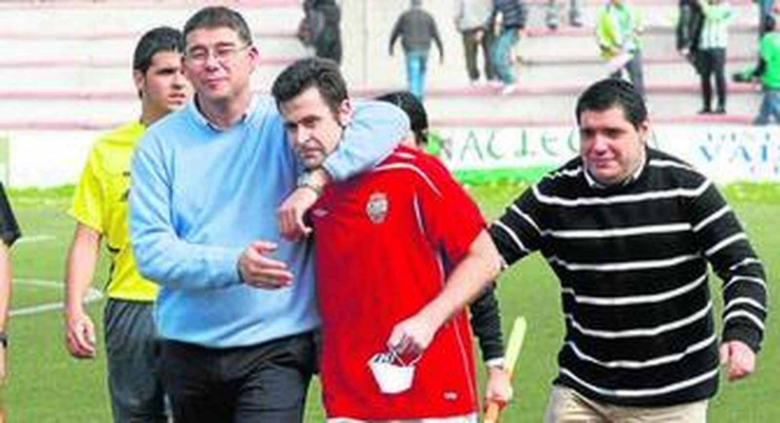 Lolo Prado recibe el abrazo de su técnico, Javier Manzano, recién concluido el choque con el Sanluqueño.