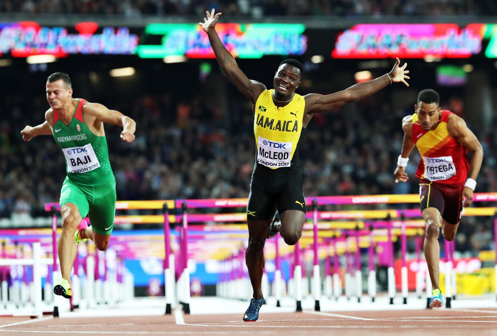 El jamaicano Omar McLeod celebra su triunfo en los 110 metros vallas entre Orlando Ortega y el húngaro Balasz Baji, que se hizo con el bronce.