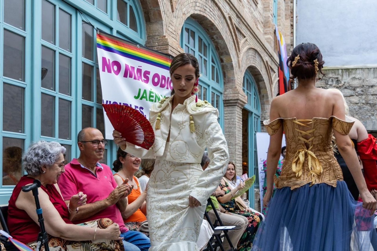 Alberto Batres, el diseñador jiennense presenta sus creaciones en el evento en el que se aborda cómo performar el género a través de la moda