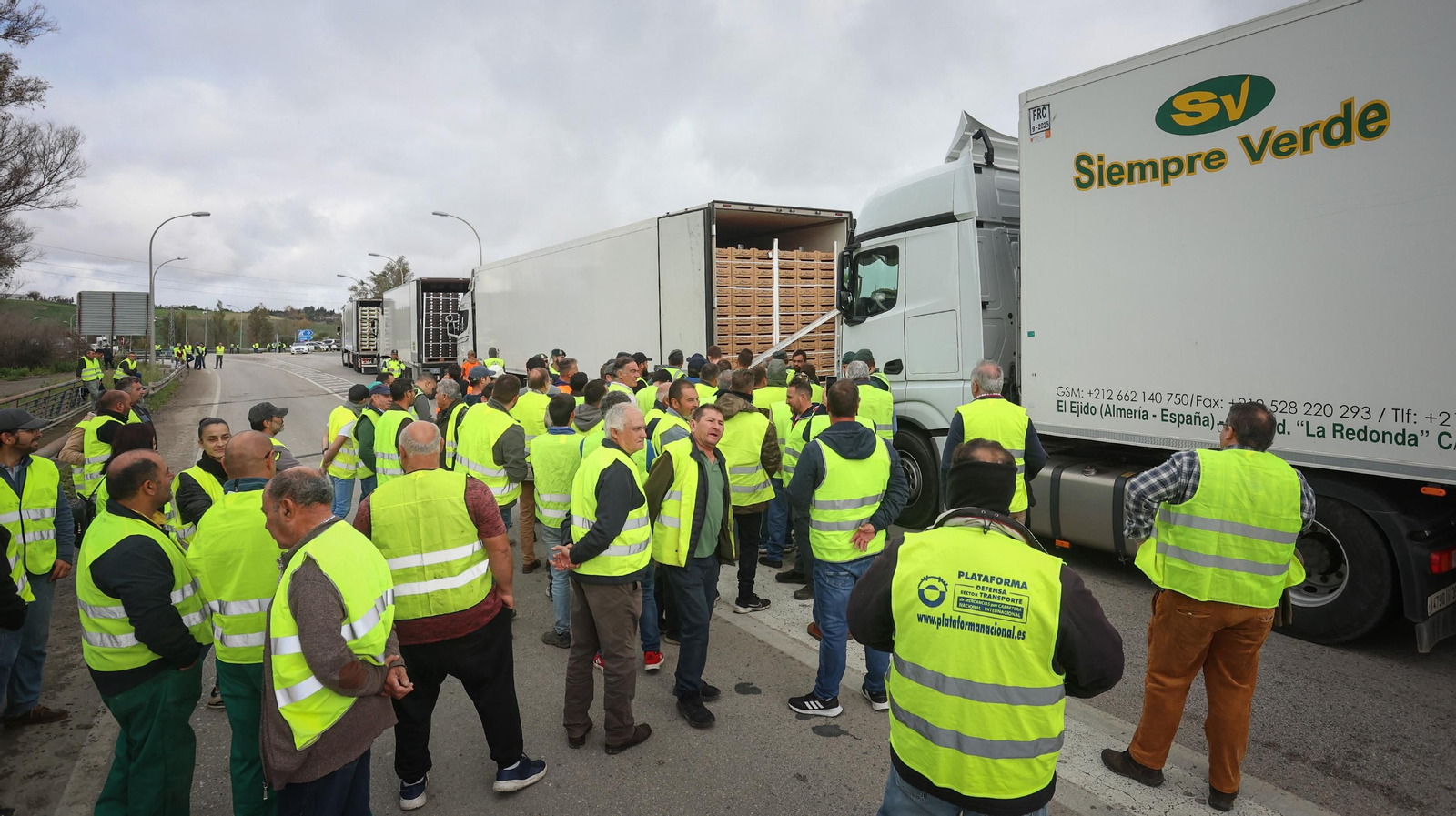 Los agricultores siguen en pie de guerra y cortan la A-381 en Jerez