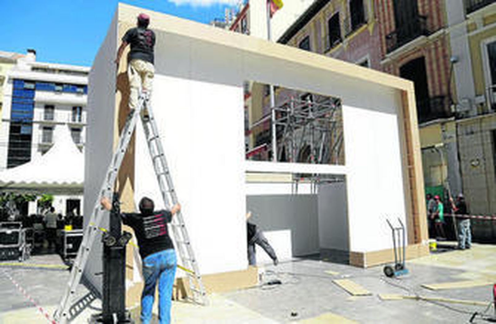 Operarios montando la pasarela durante el día de ayer.