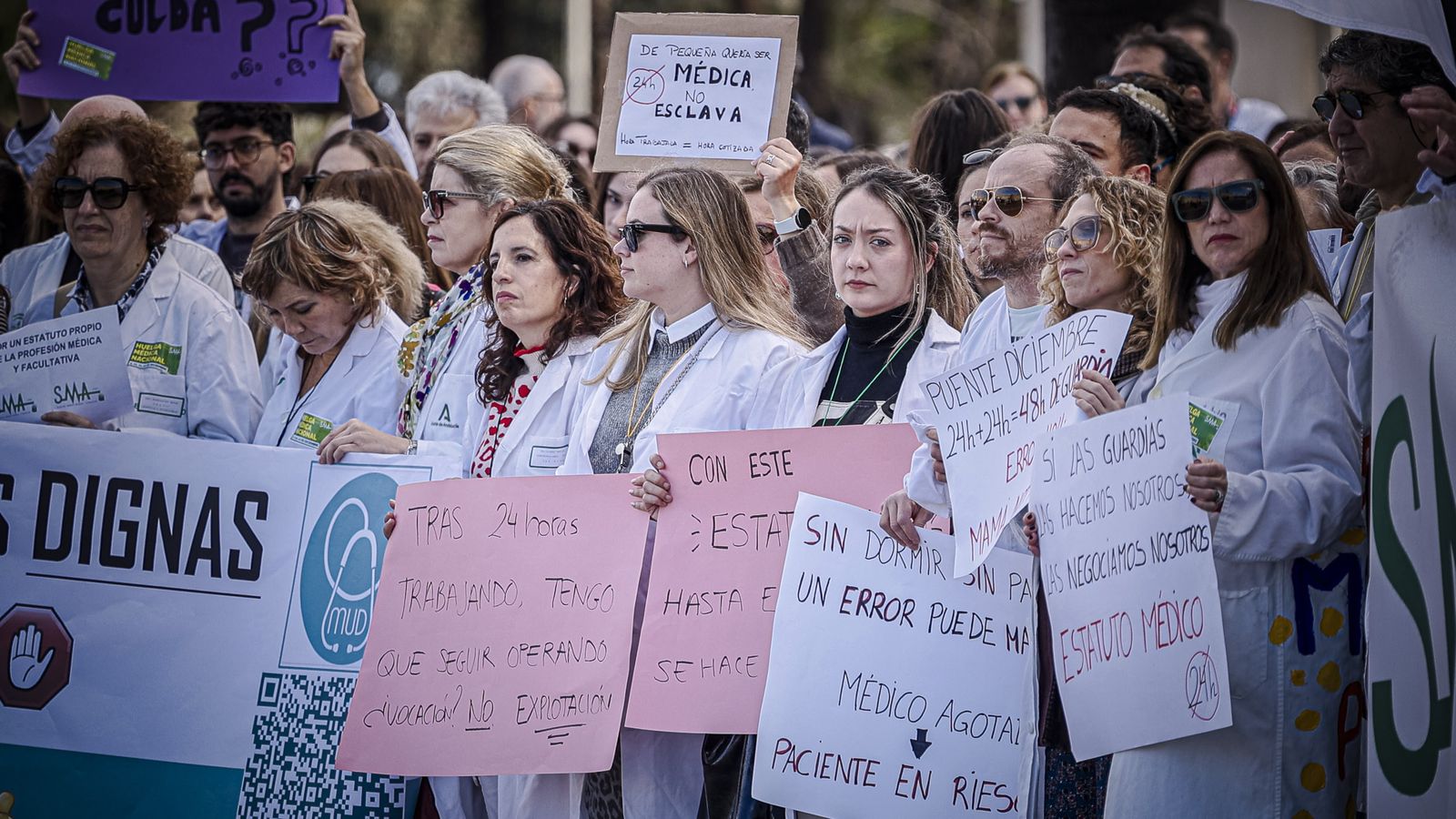 Las imágenes de la manifestación de médicos durante su tercer día de huelga en Cádiz
