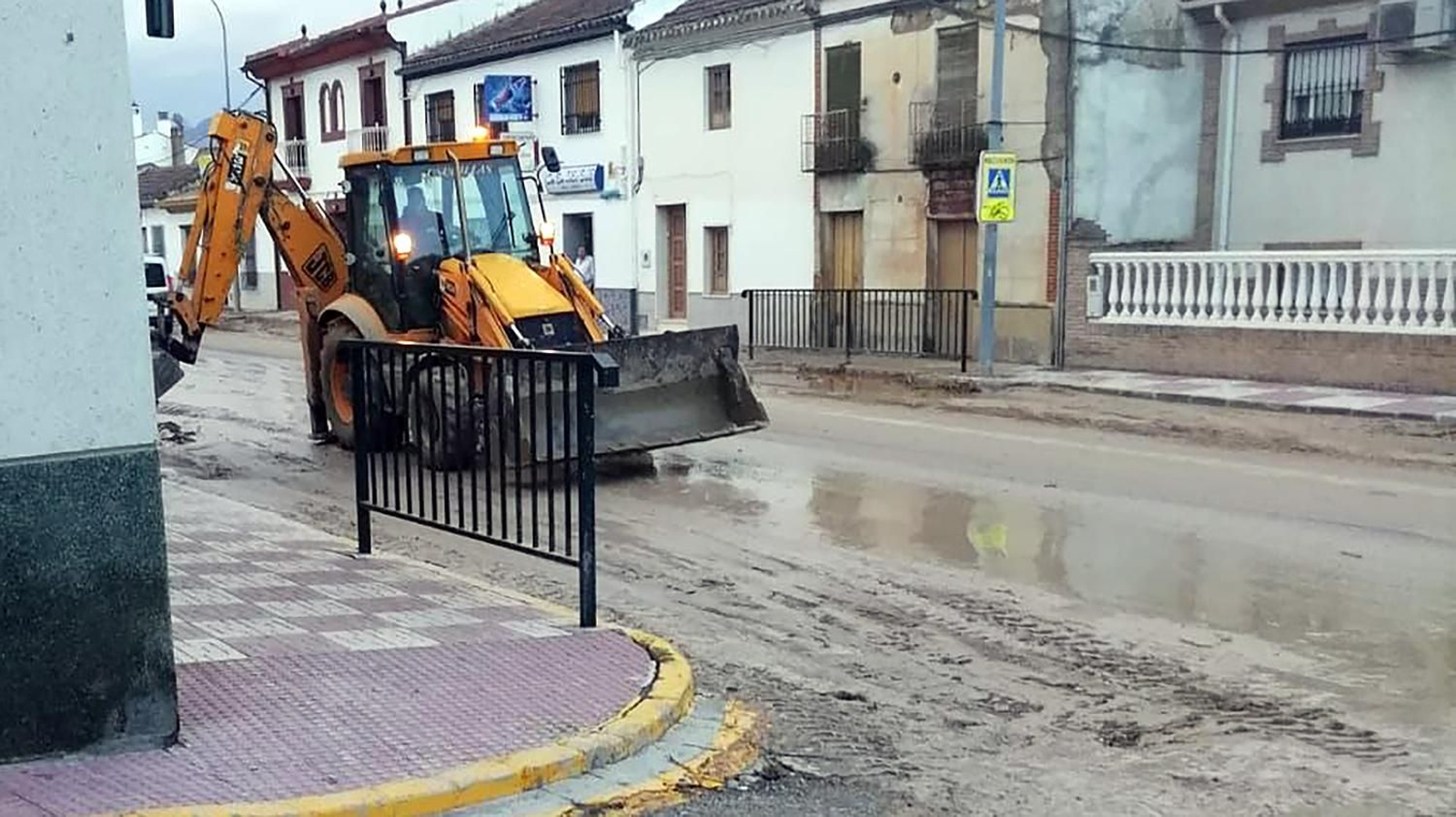 Así trabajan los vecinos de Casanueva y Zujaira para retirar los daños de la tromba de agua