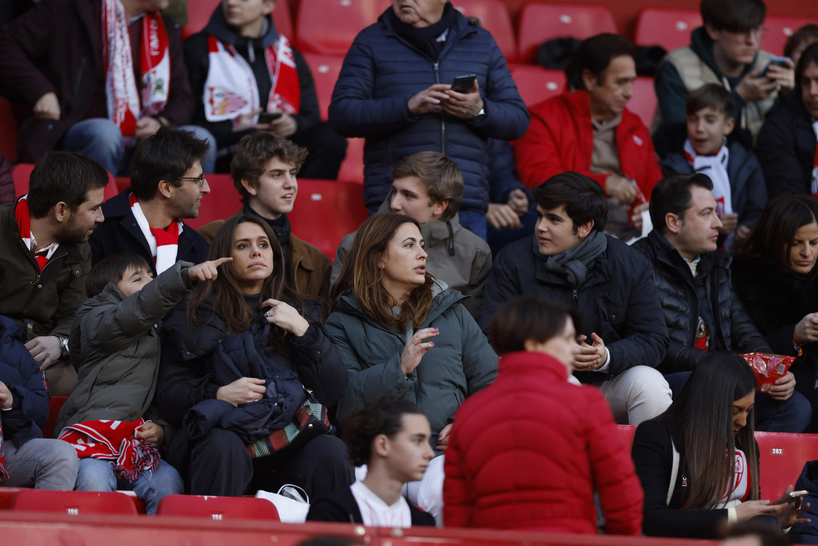 Búscate en las fotos del Sevilla-Elche
