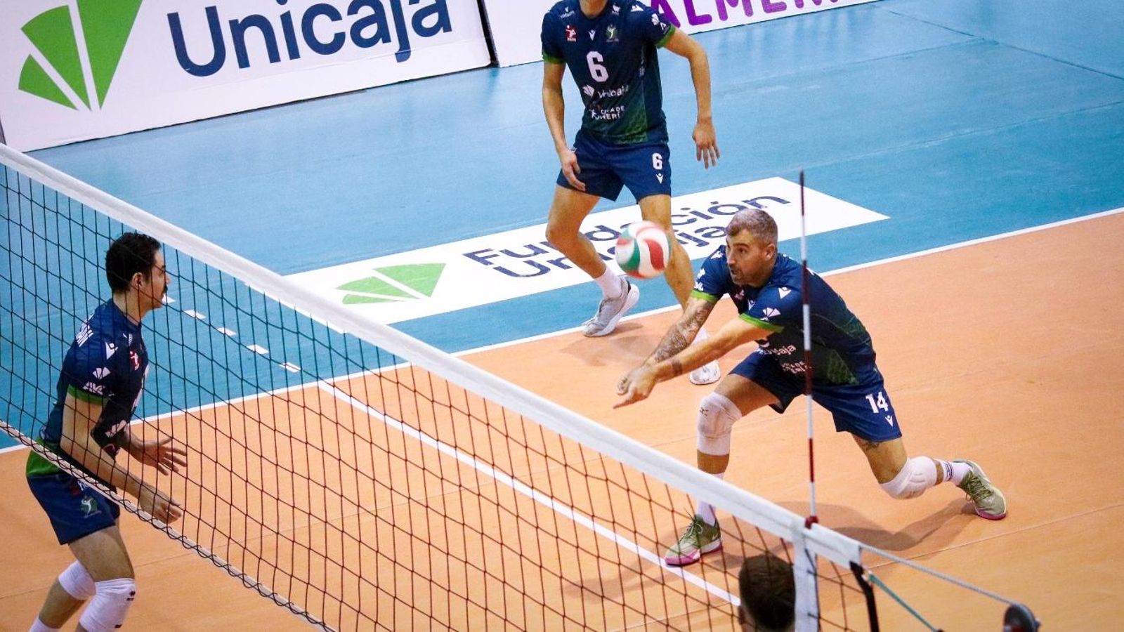 Borja Ruiz, en una jugada ofensiva de los verdes en casa.
