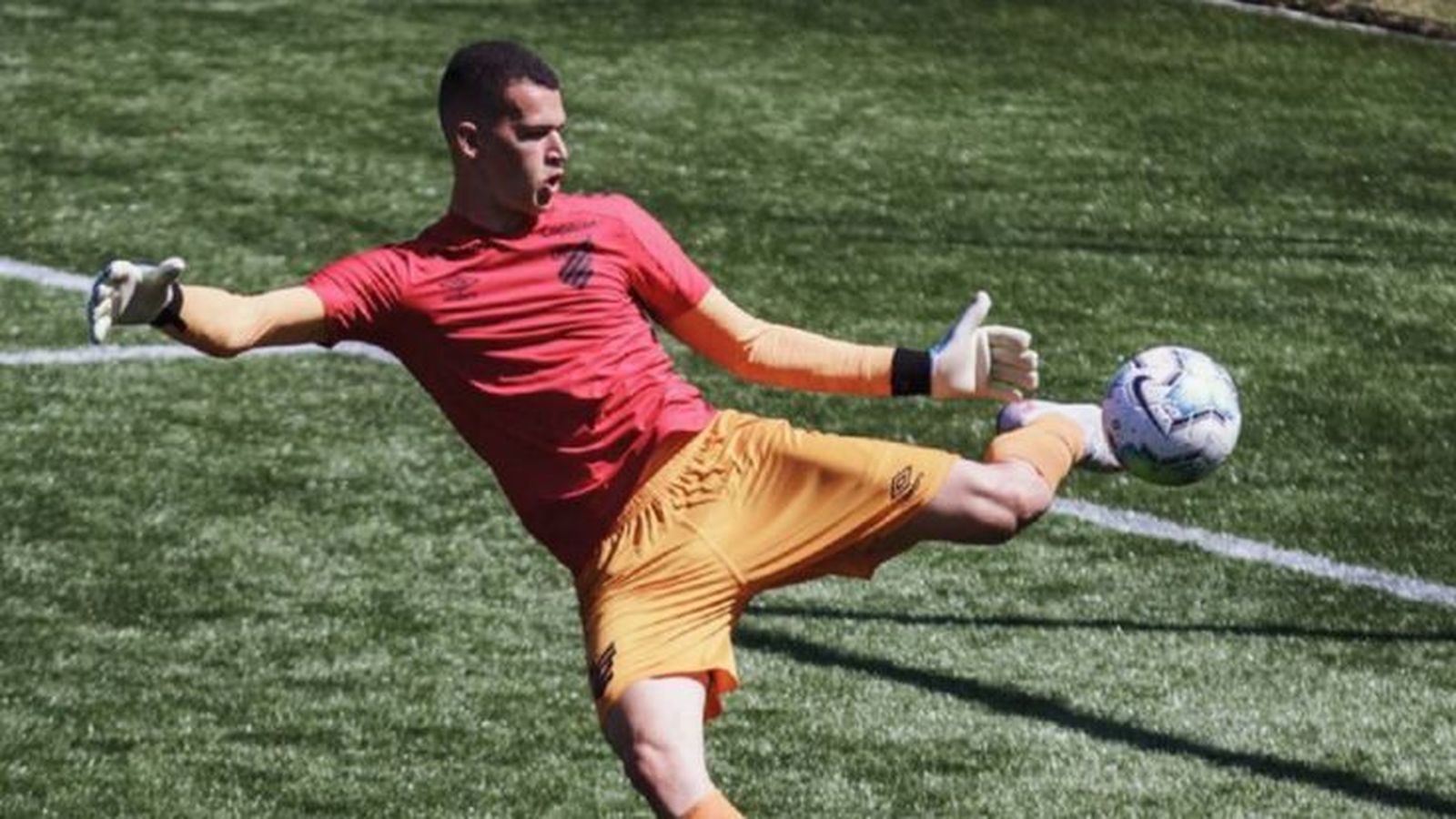 El arquero mide 1'93 metros