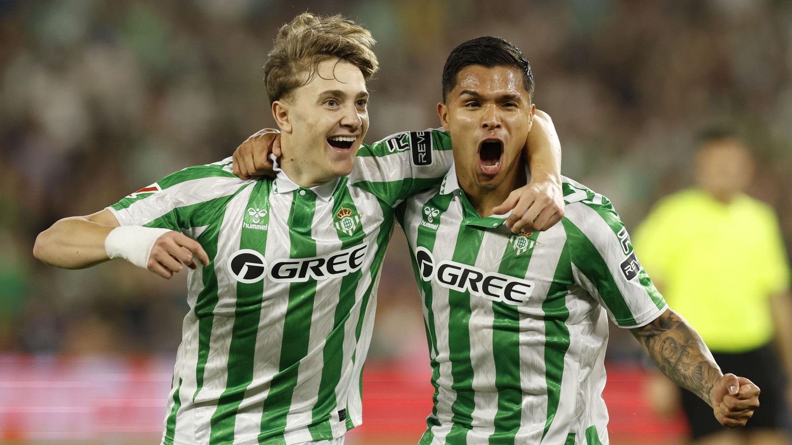 El Cucho celebra con Jesús Rodríguez el tanto del alcalareño al Valladolid.