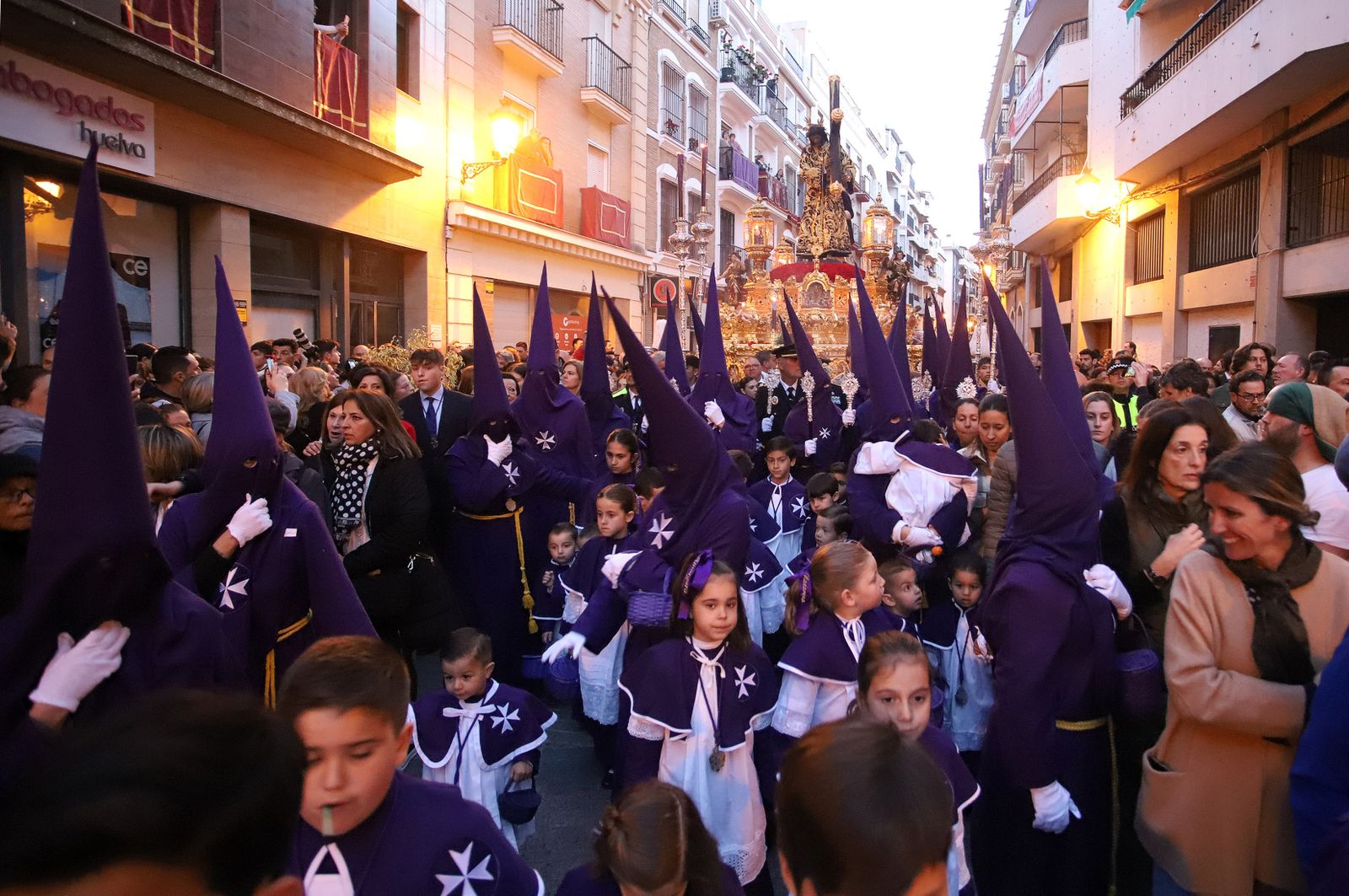 La Hermandad El Nazareno en la madrugá de la Semana Santa de Huelva 2023, en imágenes