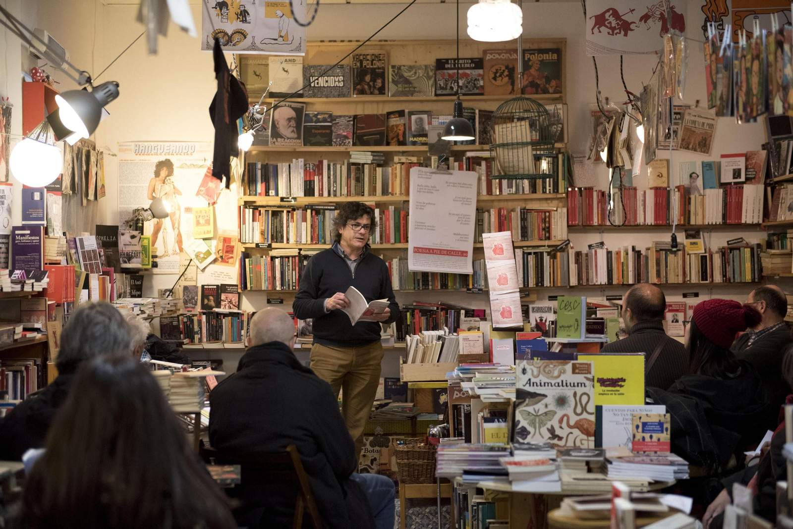 Granada celebrando el Día de la Poesía antes de la pandemia en la librería Bakakai