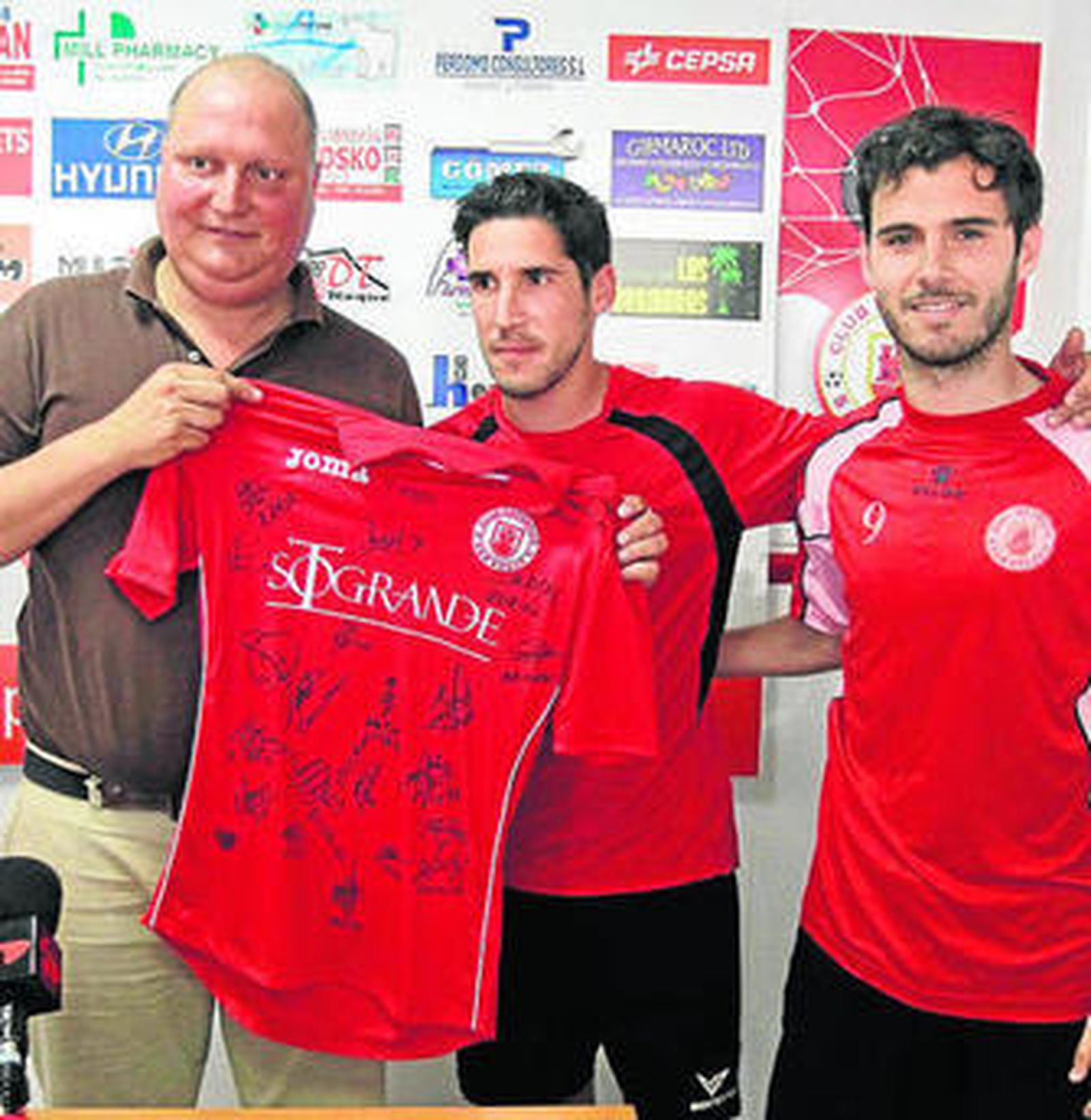 Barberán, con una camiseta que le entregó ayer Trujillo y Nacho.