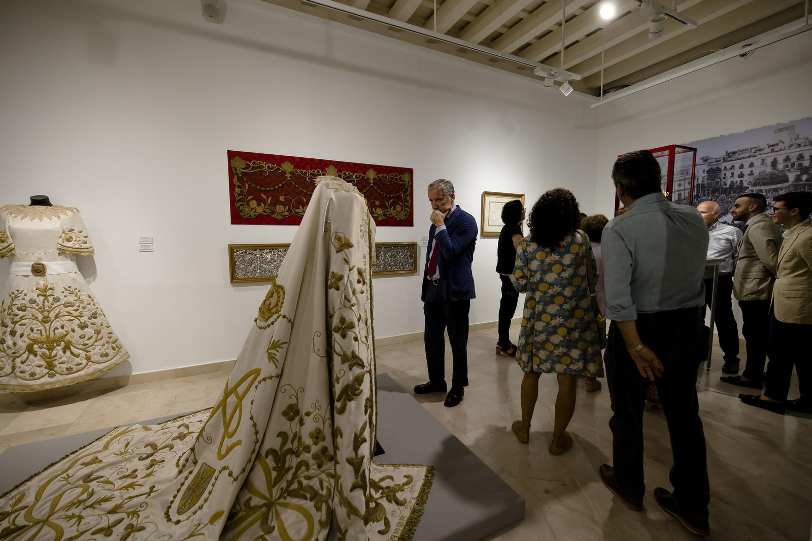 Inauguración de la exposición cofrade 'Rosario, por Cádiz coronada'.
