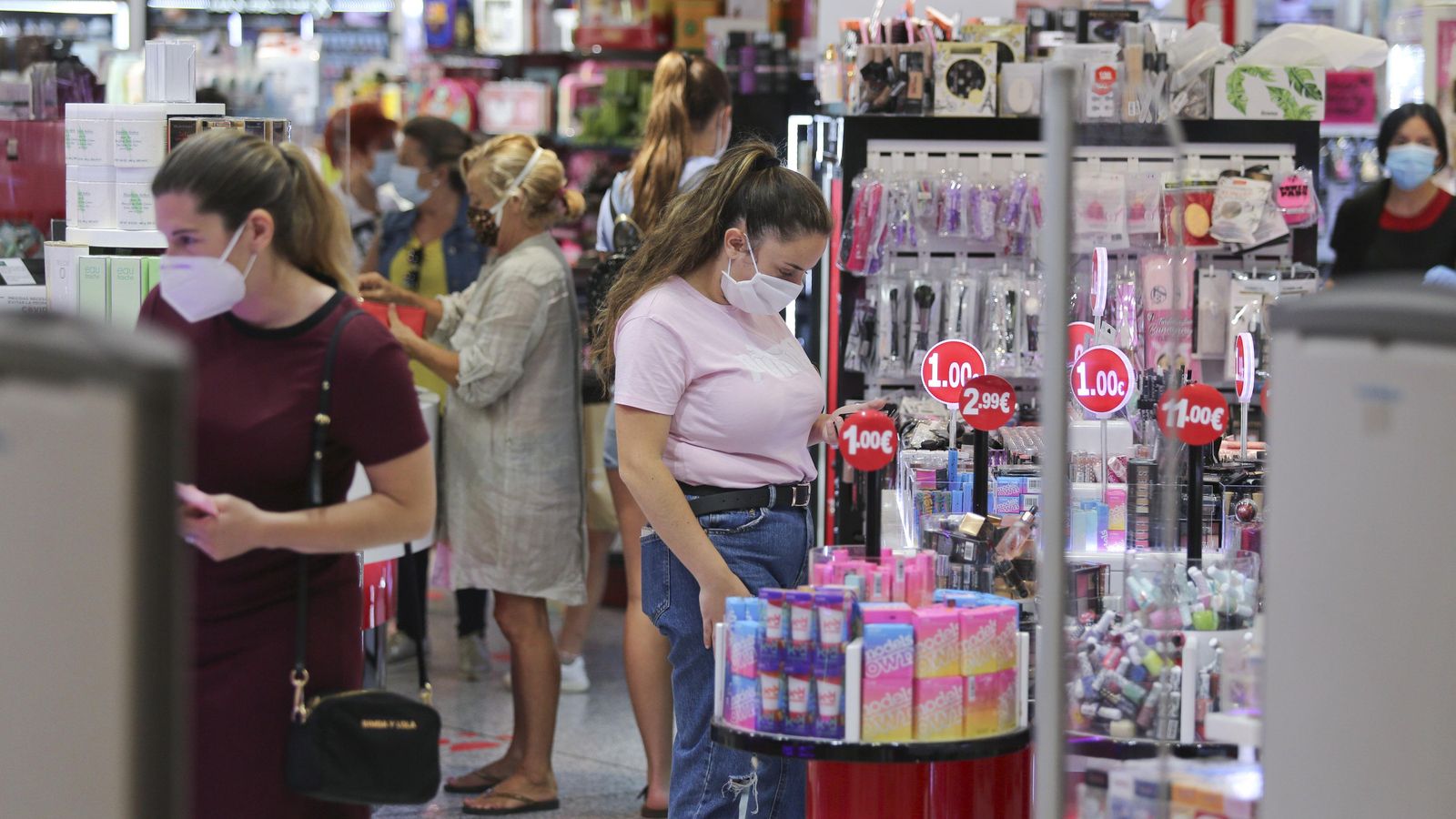 Varias personas en un centro comercial en Málaga