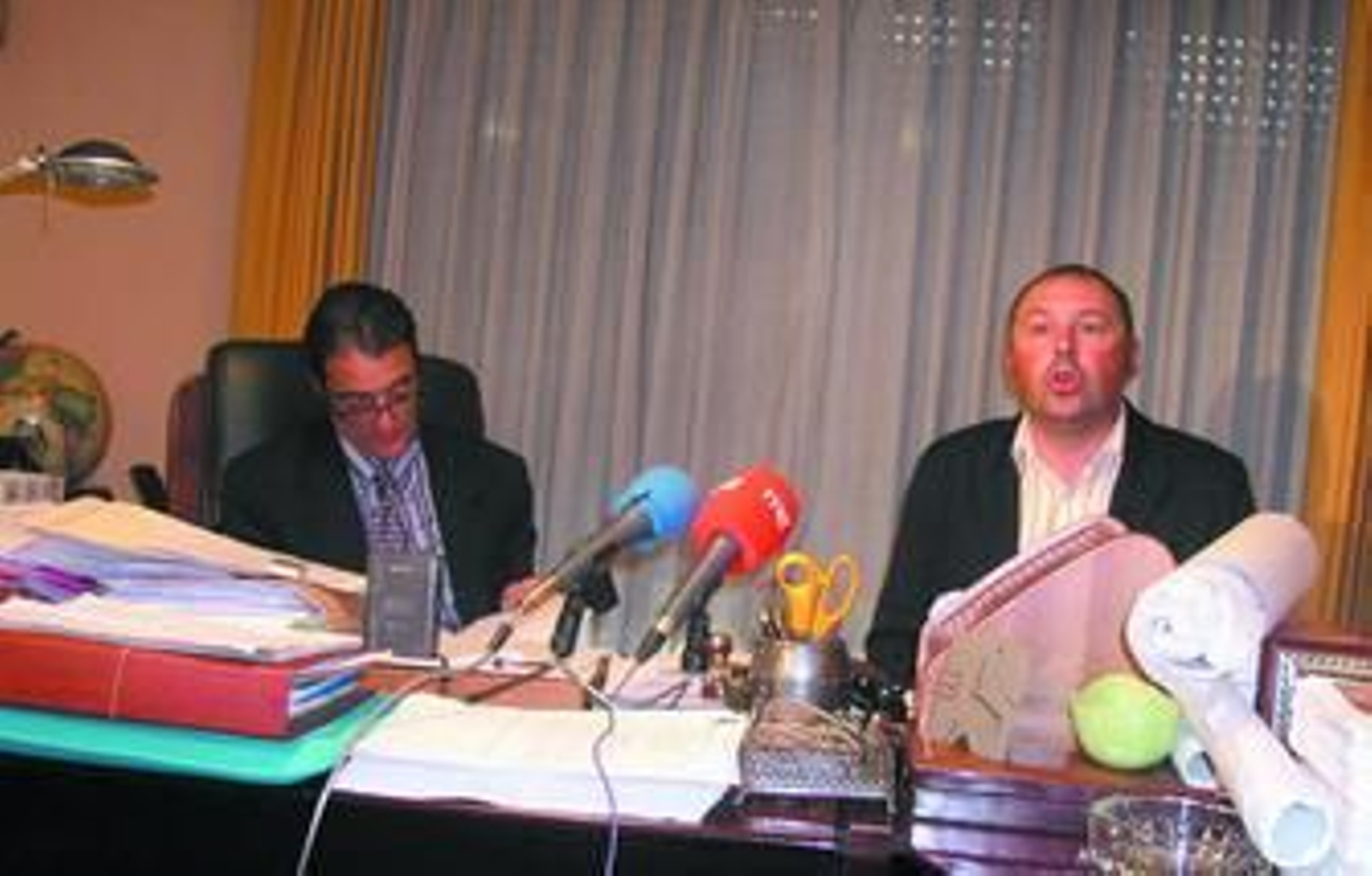 Juan Carlos Cofrade Santillana, a la derecha, durante una rueda de prensa celebrada en Cáceres.