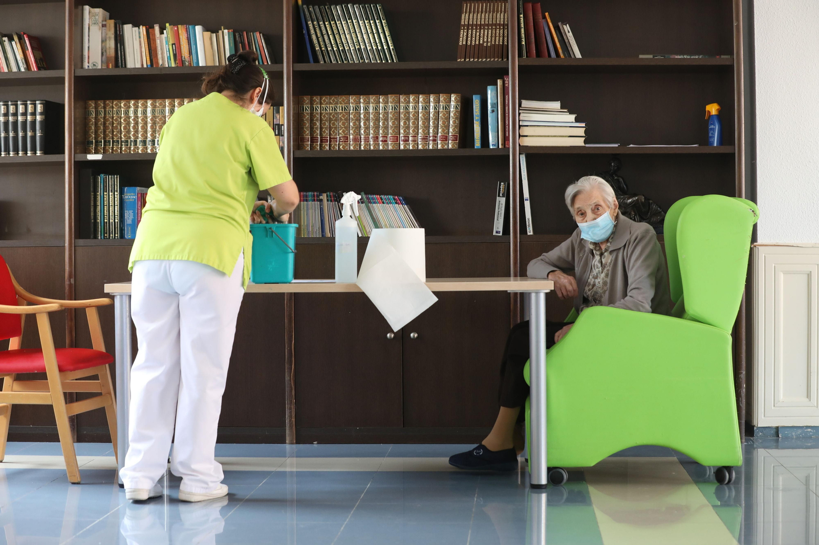 Una trabajadora con un interno en una residencia.