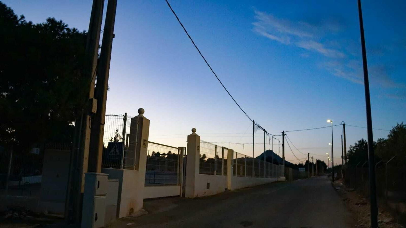 El viejo camino de Mojácar hasta el centro de día de Asprodalba ya está iluminado.