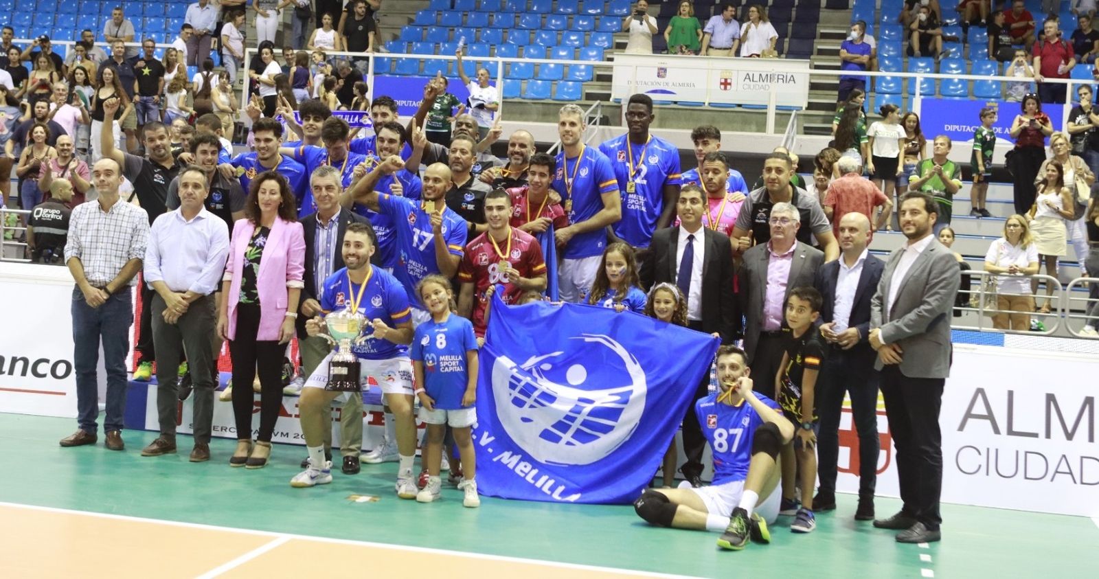 El equipo melillense celebra el título en el parqué del Moisés Ruiz
