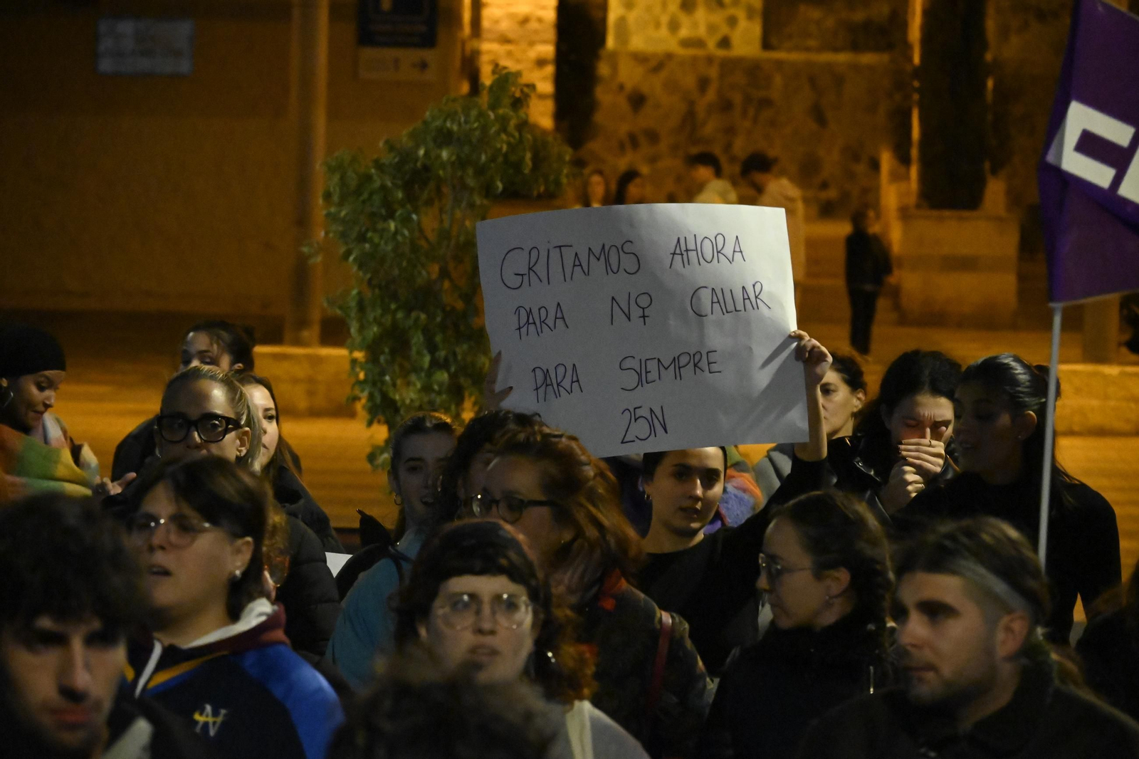 Imágenes de la manifestación con motivo del 25N en Huelva