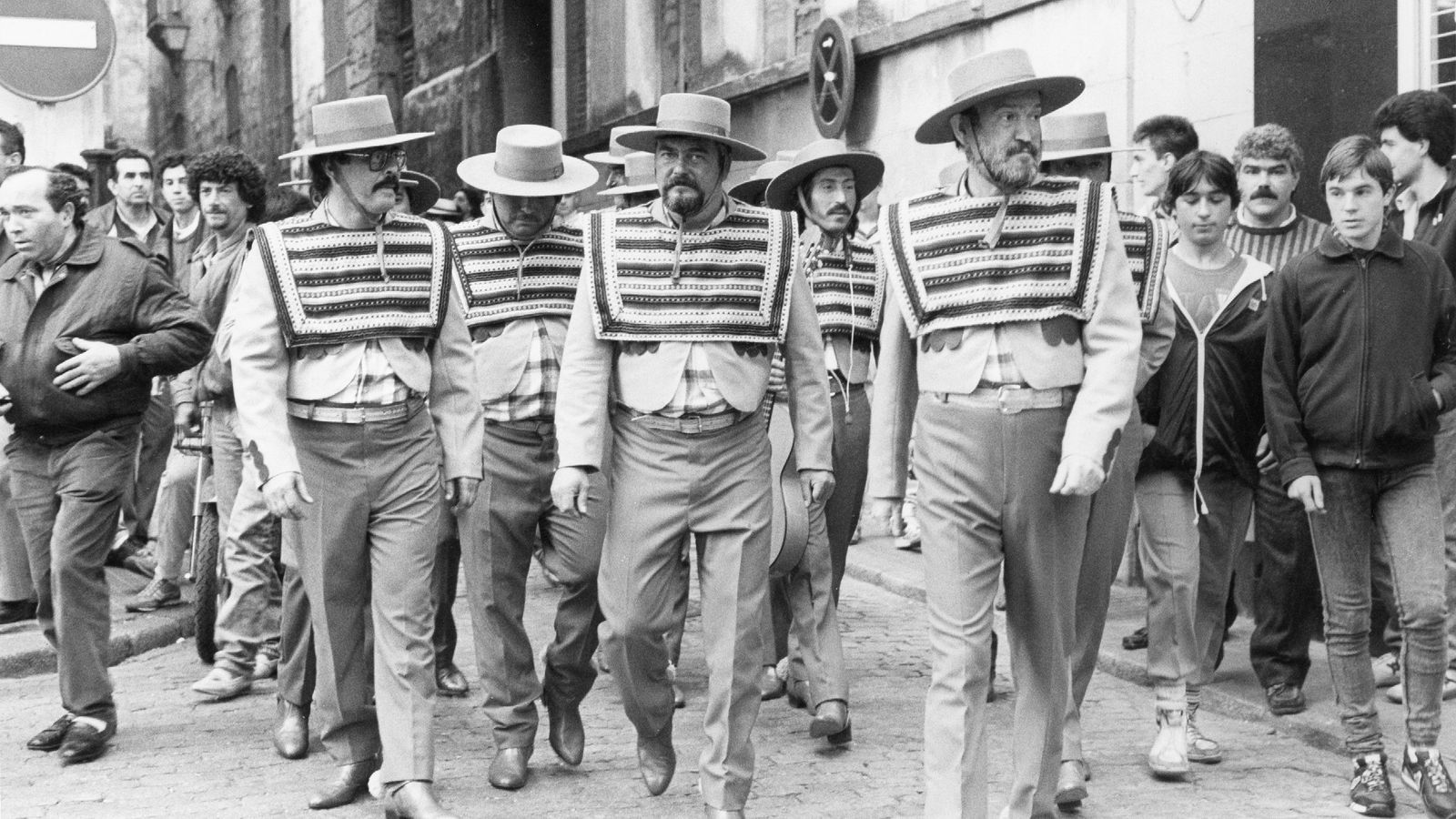 La comparsa portuense 'Chile, Chile' en pasacalles hacia el Teatro Andalucía.