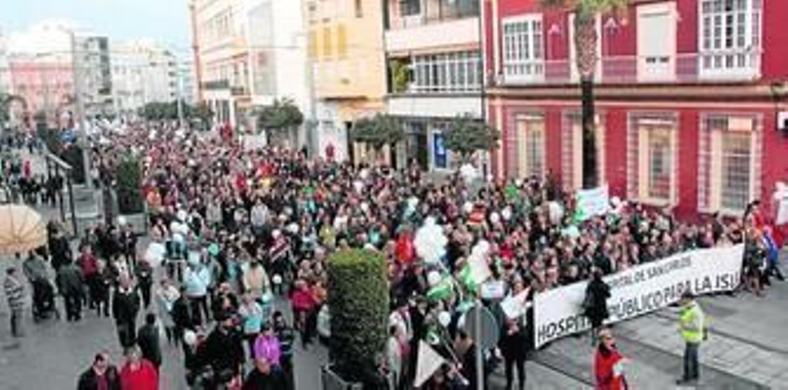 Manifestación que en la tarde del 7 de marzo de 2013 recorrió las calles de La Isla para pedir el uso del hospital de San Carlos.