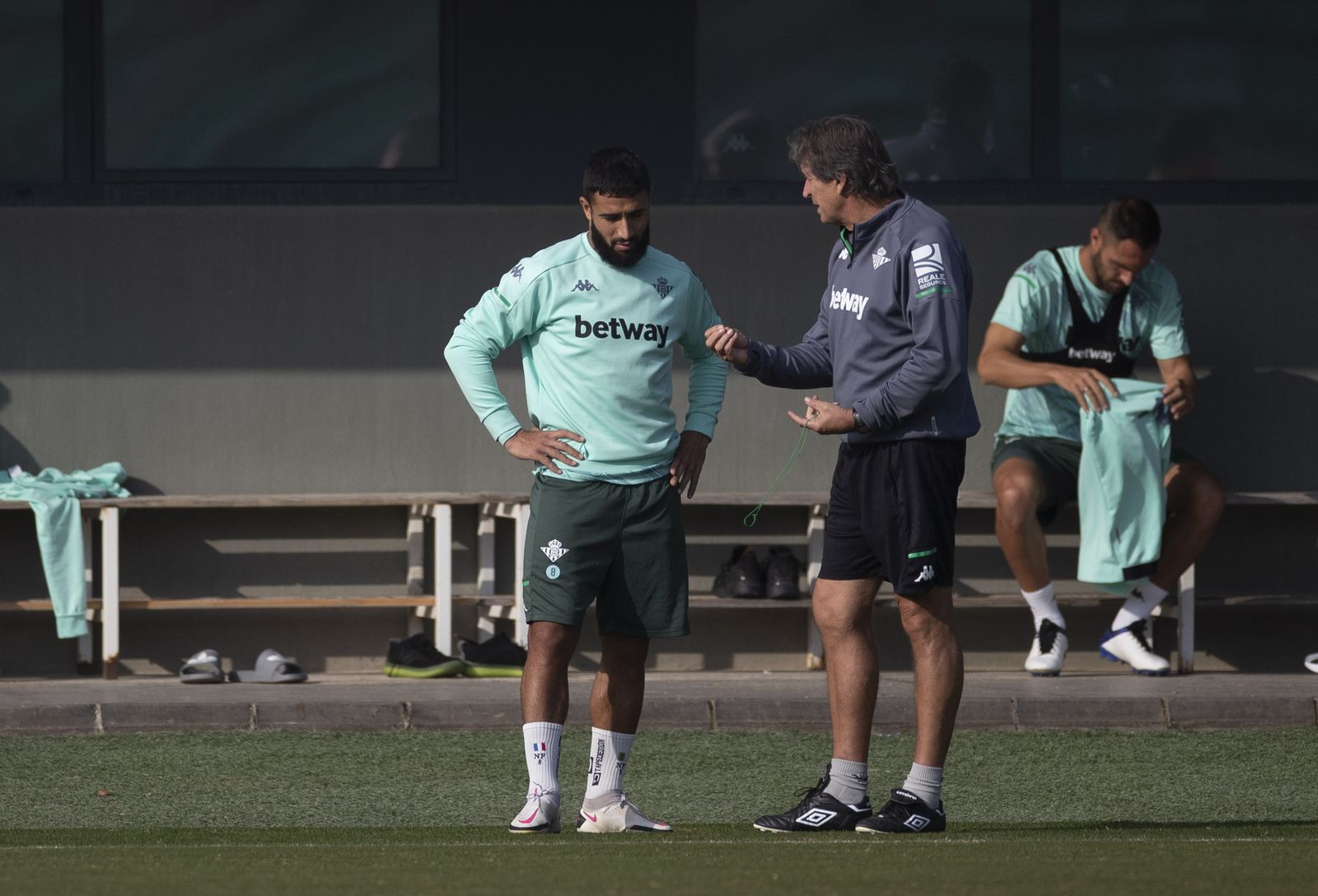 Pellegrini dialoga con Fekir en un entrenamiento.