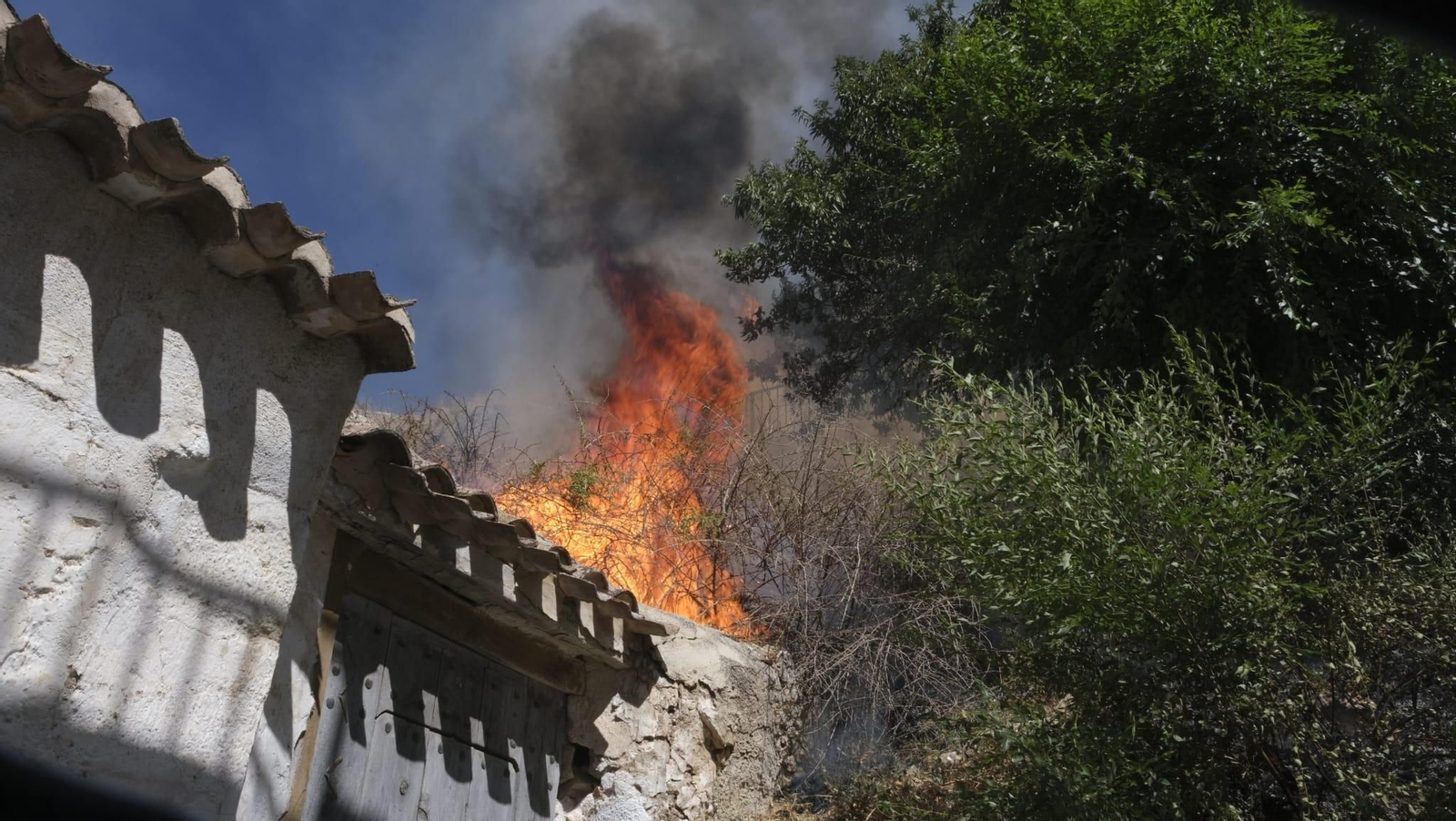 Un incendio en un céntrico terreno de Vélez-Blanco lleva el susto a los vecinos