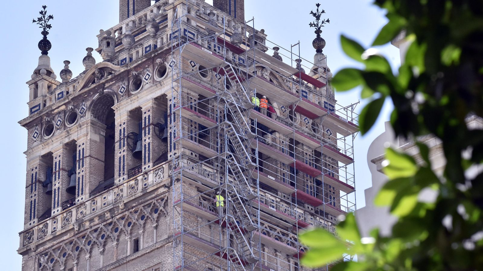 Diversos operarios trabajan sobre el gran andamiaje dispuesto en la fachada poniente