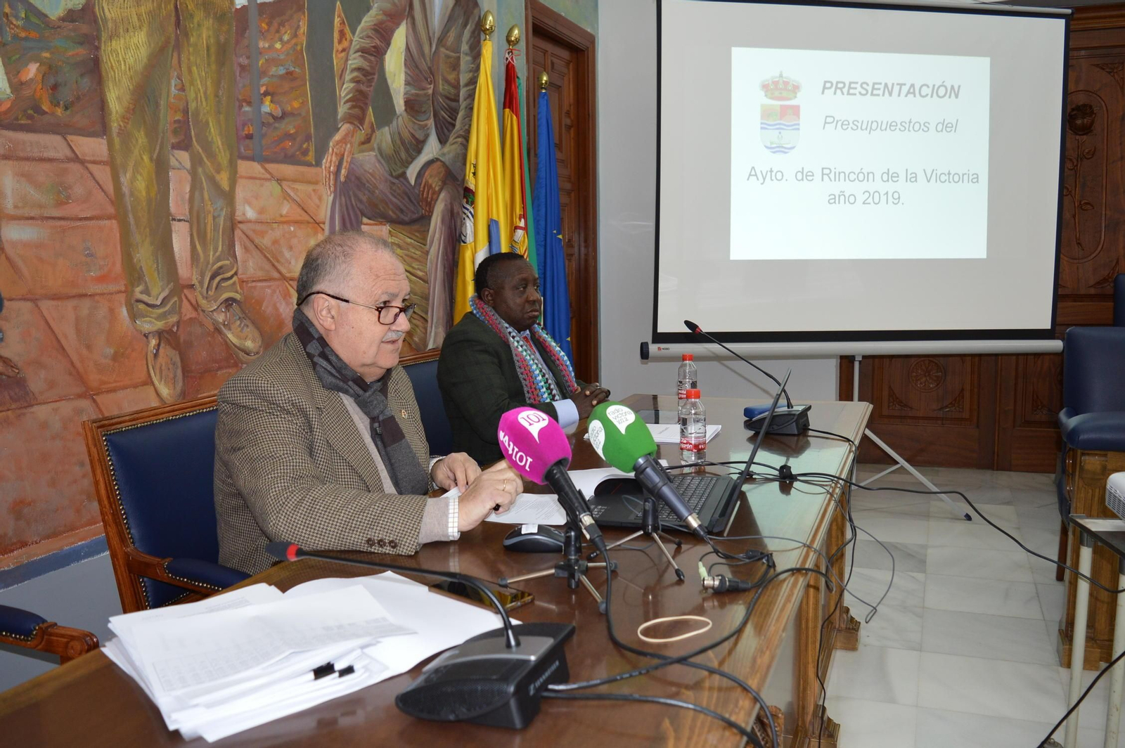 El concejal de Economía y Hacienda junto al interventor municipal Gaspar Bokesa. El concejal de Economía y Hacienda junto al interventor municipal Gaspar Bokesa.