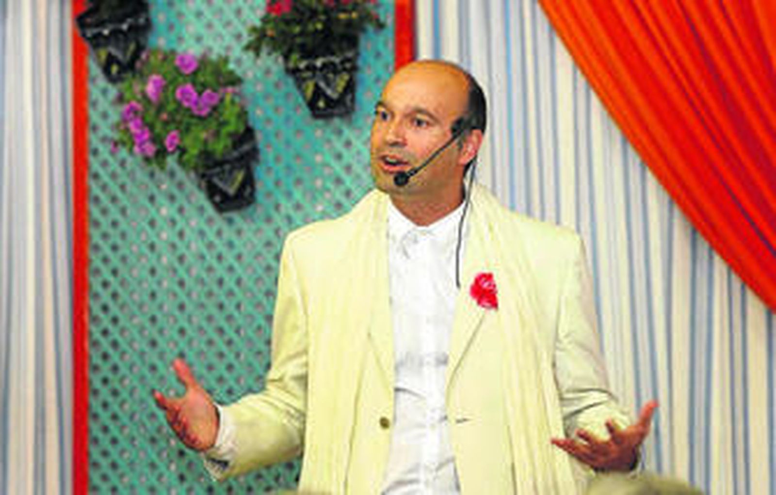 Joaquín Perles, anoche durante el pregón que ofreció en la caseta de Helo-Libo.