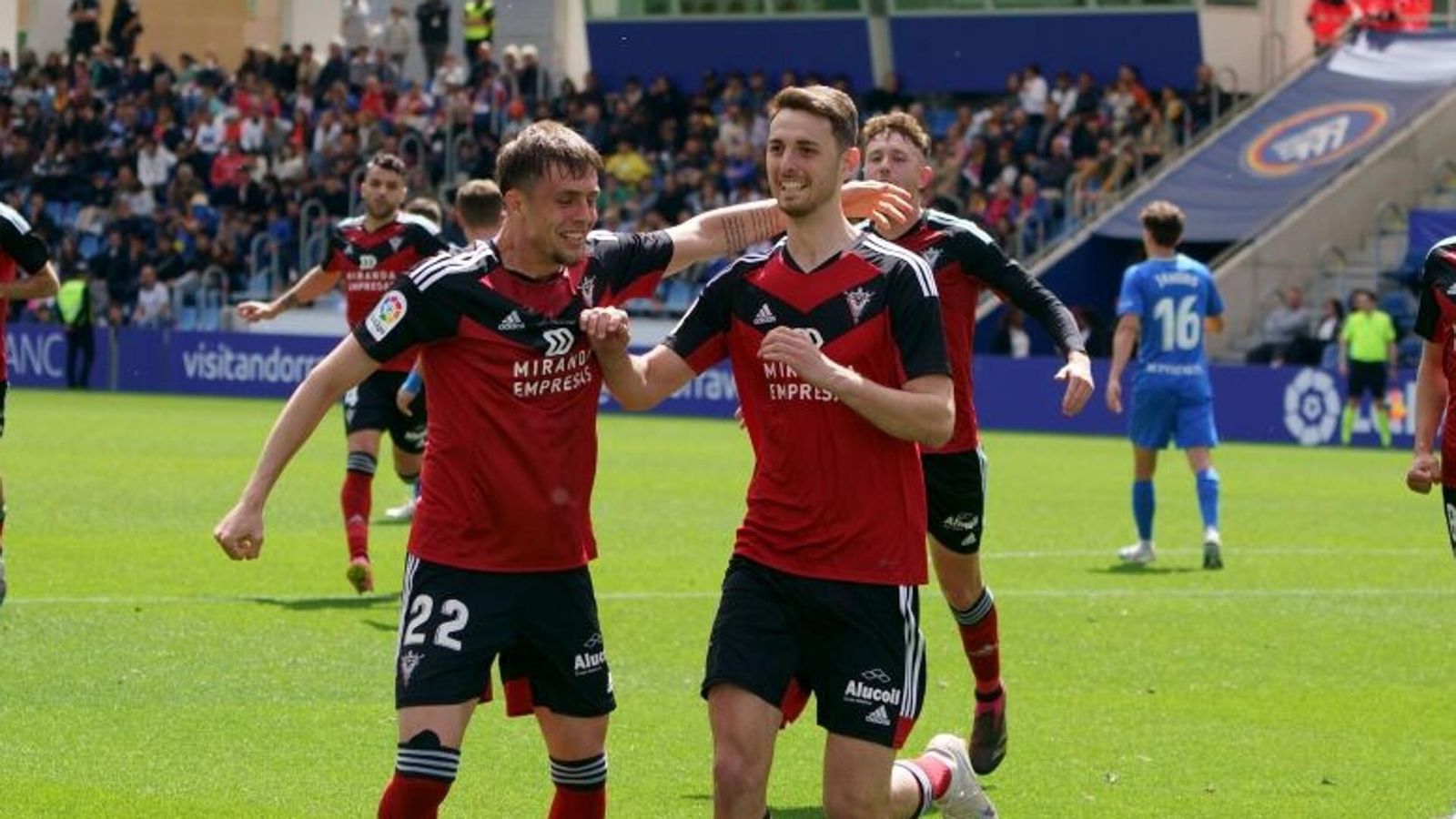 Raúl García de Haro celebra un gol con el Mirandés esta temporada.