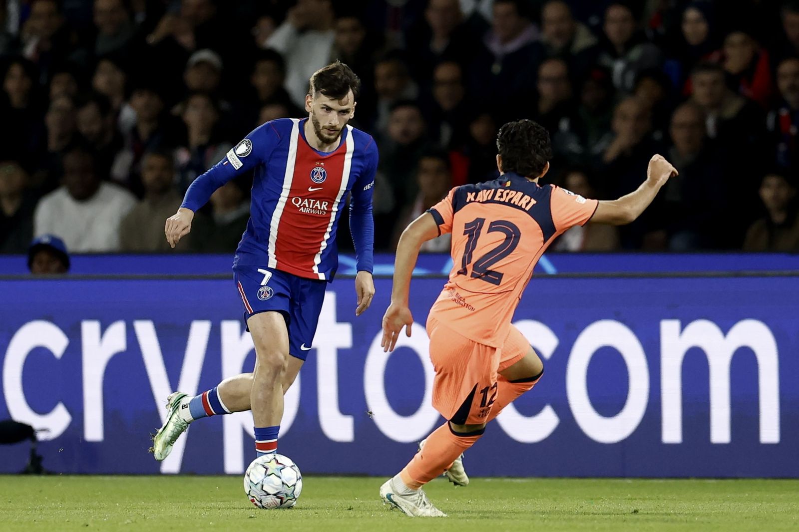 PSG 흐비차 크바라츠헬리아가 바르셀로나 사비 에스파르트와 일대일 경합하는 경기 사진 22
