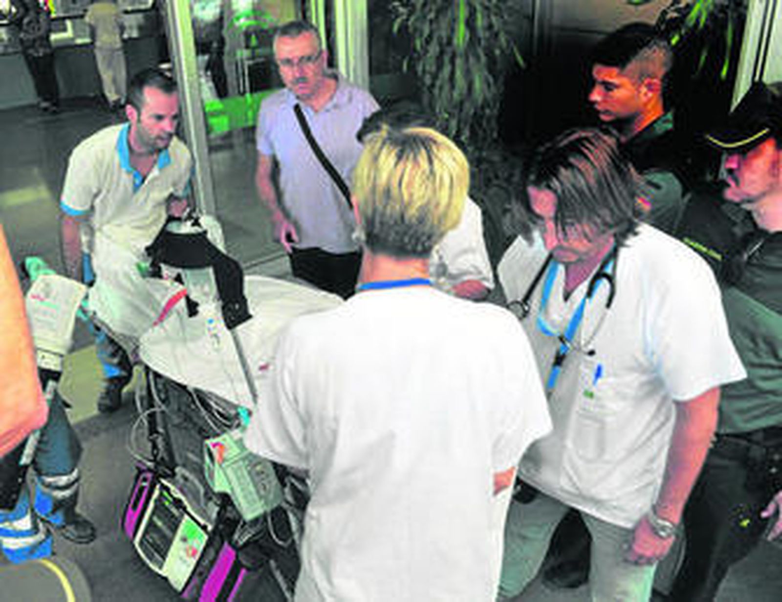 Momento de la llegada del policía al hospital de Loja.