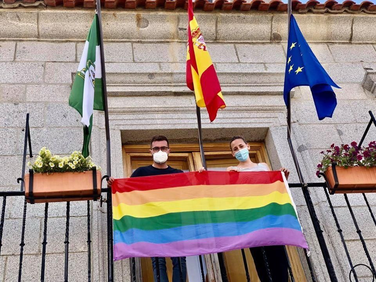 Los concejales de Dos Torres Carlos Moreno y Virginia López, con la bandera arcoíris.