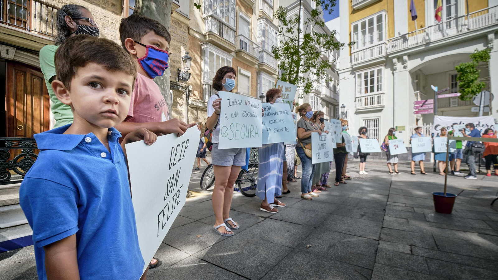 Aula escolar instalada en la plaza de Mina para intentar demostrar que si no se disminuye la ratio, no se cumple la distancia de seguridad entre los alumnos