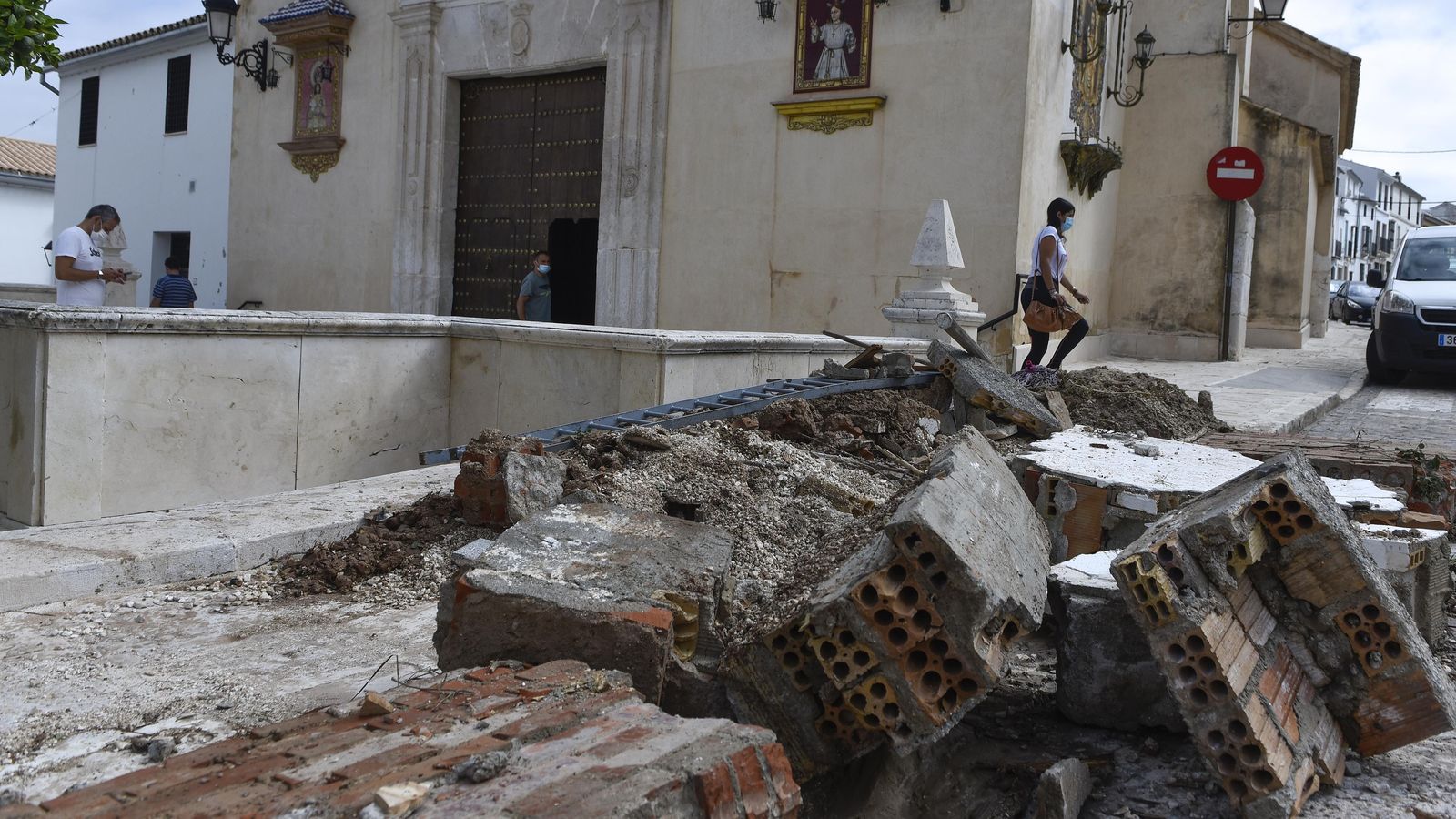 Escombros junto a la iglesia de la Virgen de los Remedios.