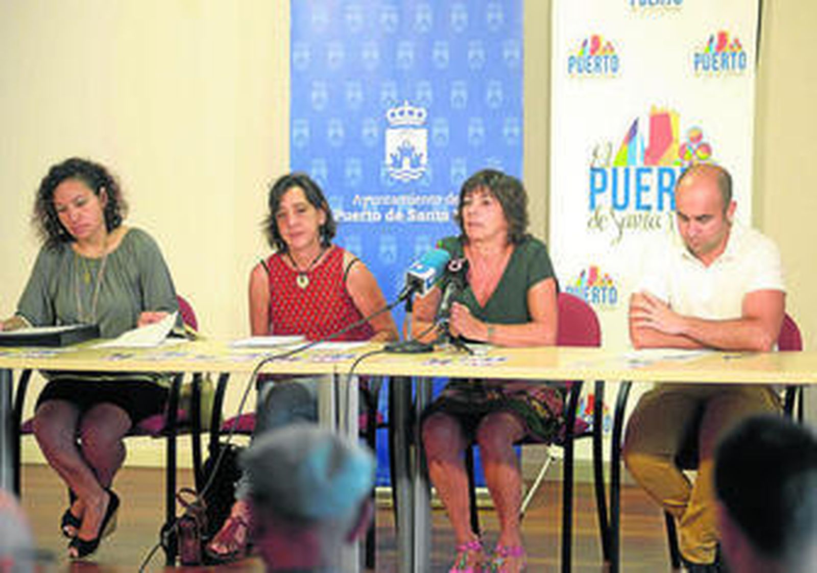 La concejala de Participación Ciudadana y los miembros de los 'grupos motores' y otras personas que han elaborado el autorreglamento.