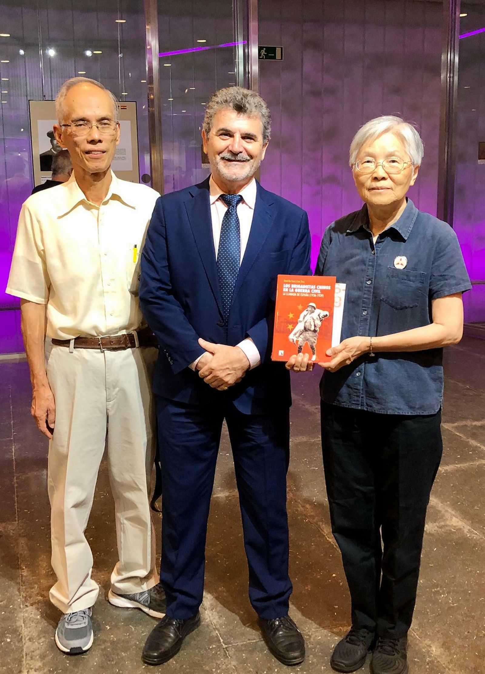 Los investigadores Len Tsou y Hwei-Ru Tsou, junto a Manuel C. Viñuelas.