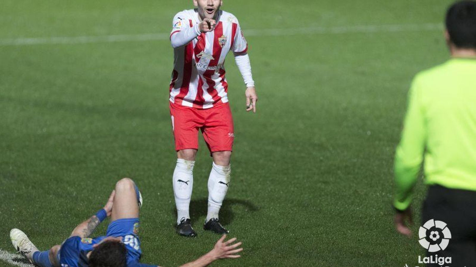 Aketxe protesta por la señalización de una falta. Sagués Ocoz abusó del silbato.