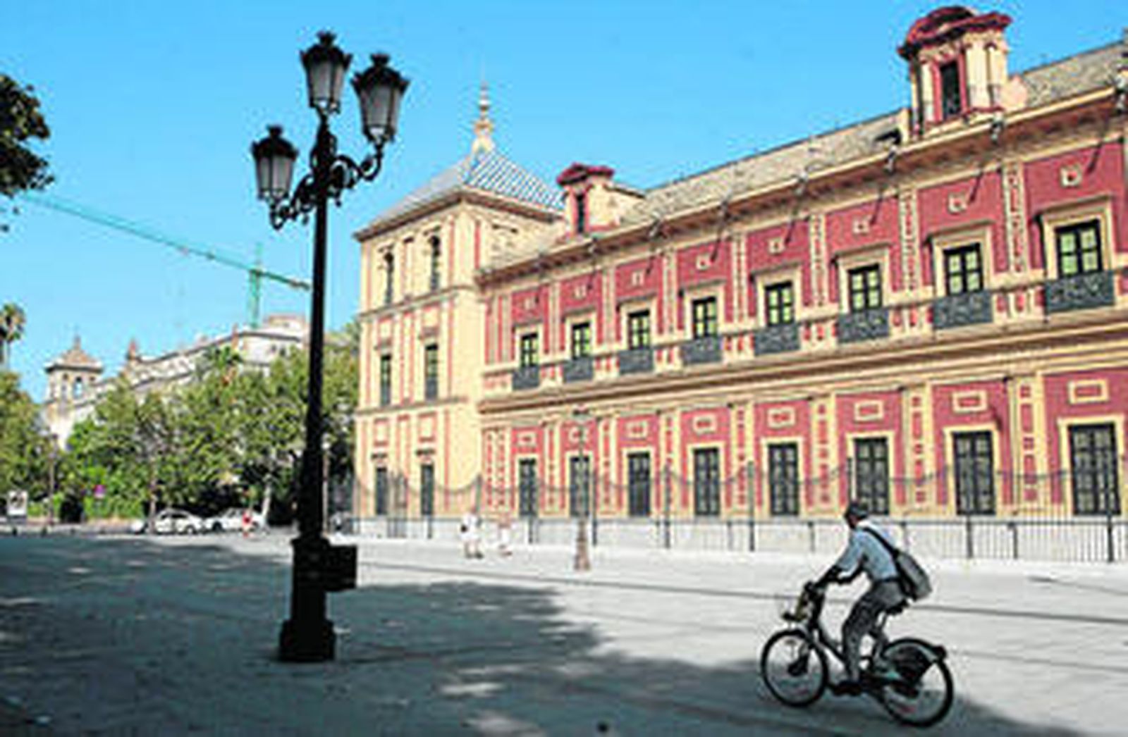 El hotel Alfonso XIII visto desde el palacio de San Telmo. Dos edificios vinculados a la trayectoria de Jaime Montaner.