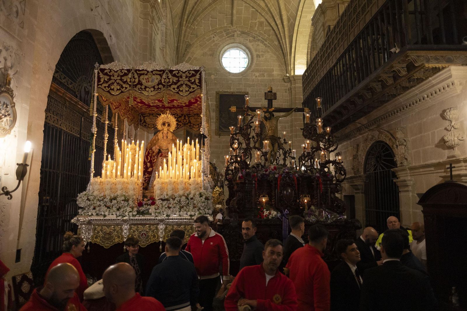Imágenes de la salida de Misericordia en la Semana Santa de El Puerto 2025
